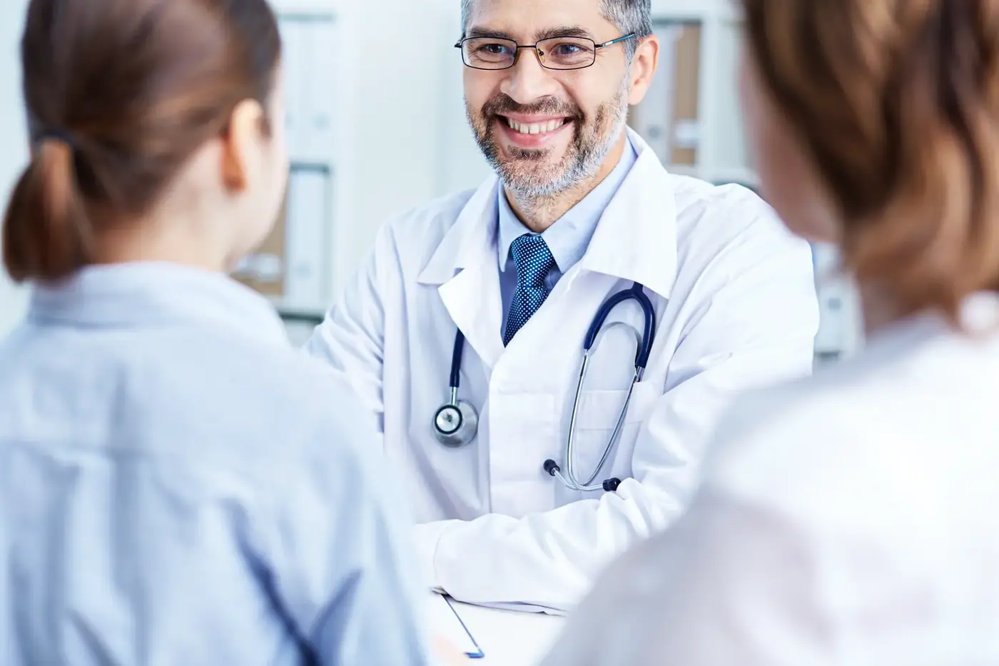 Equipo médico conversando con pacientes