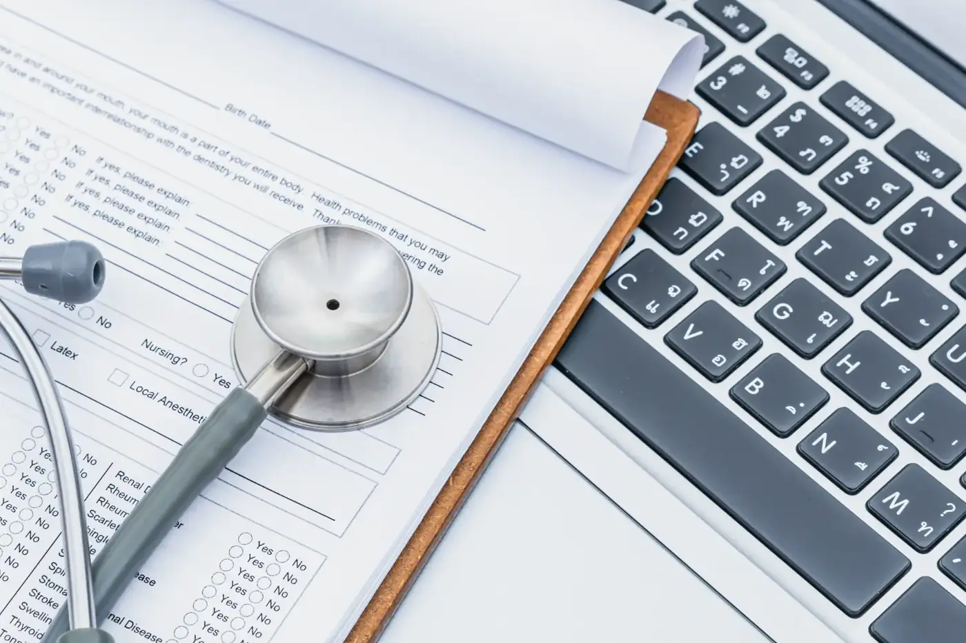 Profesional de la salud compartiendo evidencia clínica
